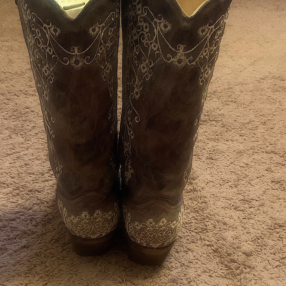Corral cowgirl boots with gorgeous stitching detail. Line dancing ready! 🤠 - Picture 4 of 8